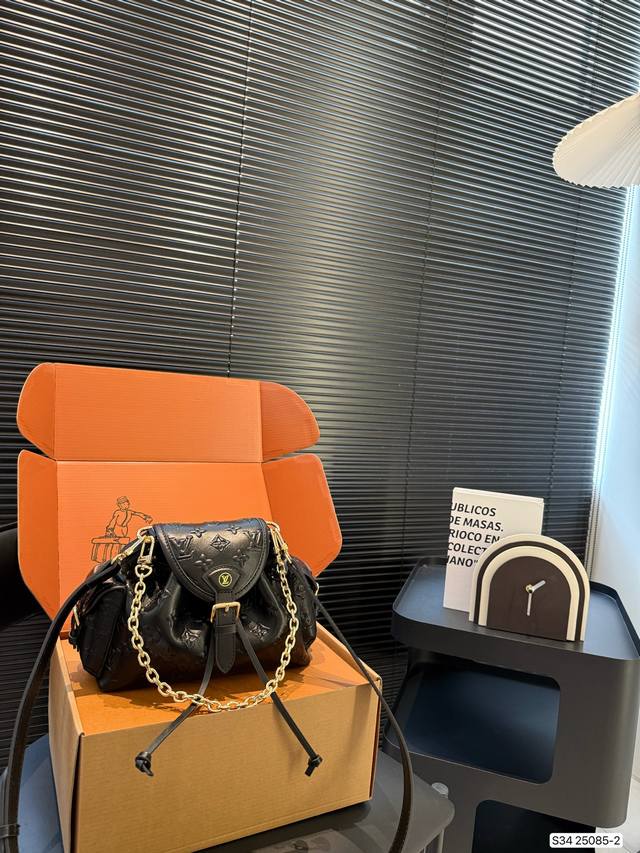 配飞机盒折叠盒子 Lv2025秋冬系列巴黎时装周--这一季的Louis Vuitton真的让人心动，既有秀场上的艺术感，又有日常实穿的单品，完全满足了不同场合的