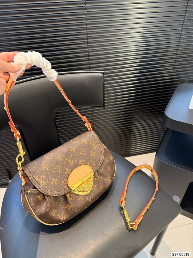 Lv Sunset元宝腋下包 配延长带 可单肩可斜挎 真的好随性，布料柔软随意，更好搭。 颜色也没有那么刻意，非常自然的水洗牛仔，真的是一眼爱上。 别看小小的，