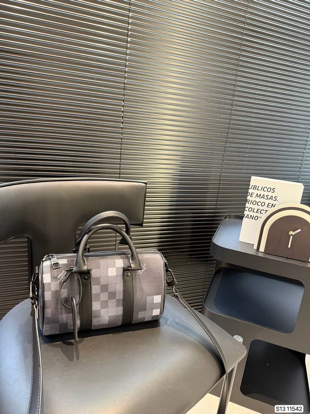 Lv枕头包 Keep手提单肩斜挎款式 宝宝们抓紧来订哈 版型经典不过时 一直深受洋气美妞们喜欢！尺寸：25 15 货号11542