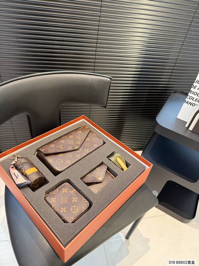 配盒子 Lv 超值套盒 一个包包的价钱买3个 Lv三合一信封包口红包钱包丝巾尺寸21 12 货号88802