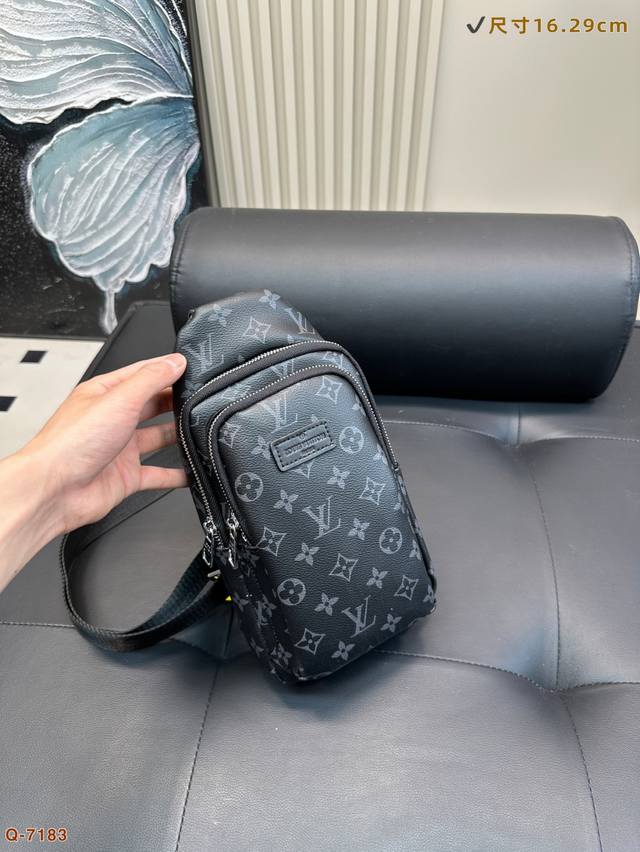 Lv胸包斜挎单肩包 采用精湛镶嵌细工 实物原厂原版面料 尺寸：16.29