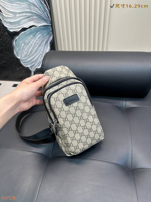 酷奇Gucci胸包斜挎单肩包 采用精湛镶嵌细工 实物原厂原版面料 尺寸：16.29