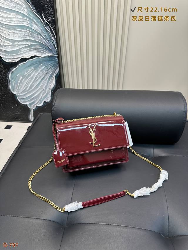 配礼盒 Ysl圣罗兰漆皮日落链条包 经典百搭的漆皮日落 更加特别，漆皮层次感更丰富 不可抗拒的超级魅力 上身一整个富贵感 尺寸22.16Cm