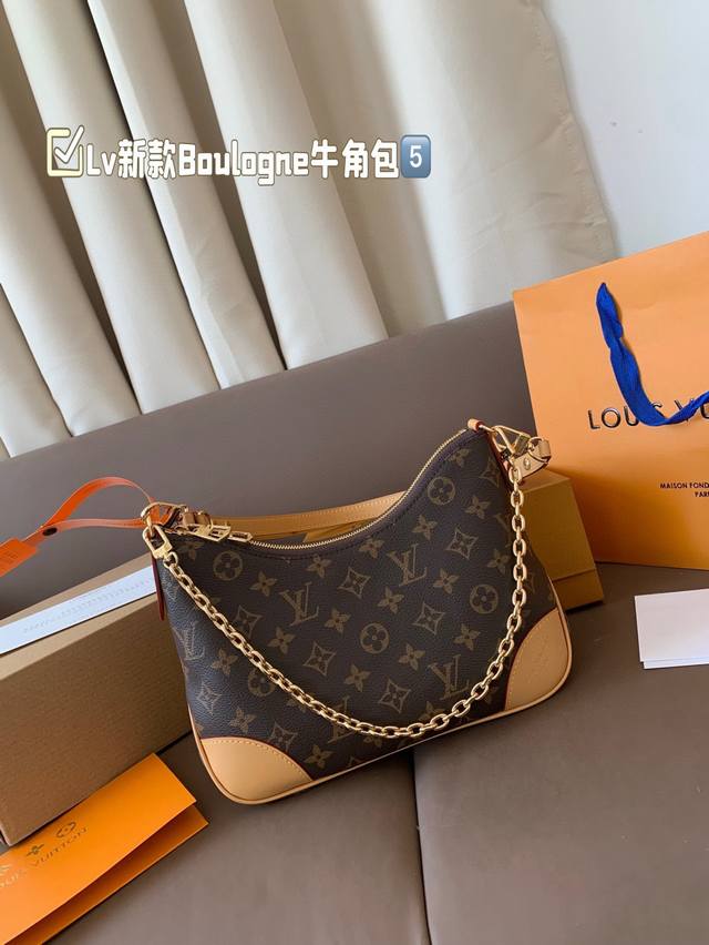 礼盒包装 Lv 新款Boulogne牛角包 拉链 老花 皮肩带 轻便 大容量▼ 斜挎 单肩 腋下 手提 包四背,链条点8和肩带都可拆卸 刚拿到有点压扁了,装的日 礼盒包装 Lv 新款Boulogne牛角包 拉链 老花 皮肩带 轻便 大容量▼ 斜挎 单肩 腋下 手提 包四背,链条点8和肩带都可拆卸 刚拿到有点压扁了,装的日