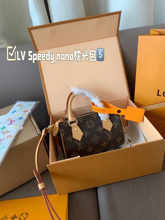 折叠飞机礼盒 Lv Speedy Nano枕头包 这款Retiro 手袋以标志性的Lv老花面料制成，搭配奢华的饰边，经典永恒。优雅低调的外形设计和宽敞的包 尺寸