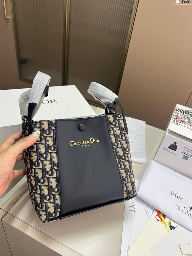 Dior新款Signature经典印花水桶包来袭~ 无论是搭配休闲装还是正式场合，都能轻松驾驭 D-36尺寸20×20折叠盒飞机盒