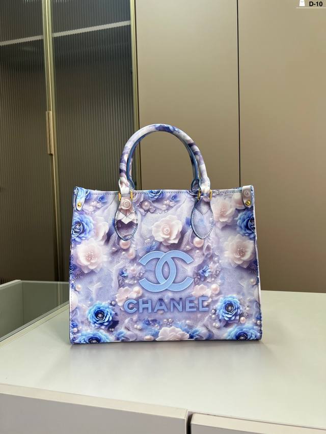 香奈儿托特包 奢华与经典的古驰老花托特 包型方正挺括 非常气质 很轻便容量足 够能装 D-10尺寸32×27