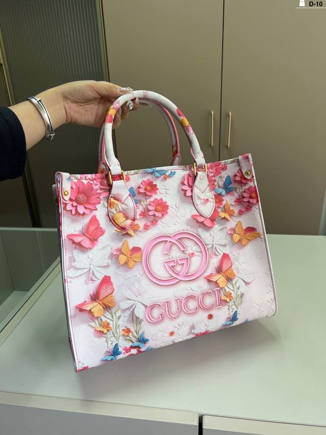 酷奇Gucci 托特包 奢华与经典的古驰老花托特 包型方正挺括 非常气质 很轻便容量足 够能装 D-10尺寸32×27