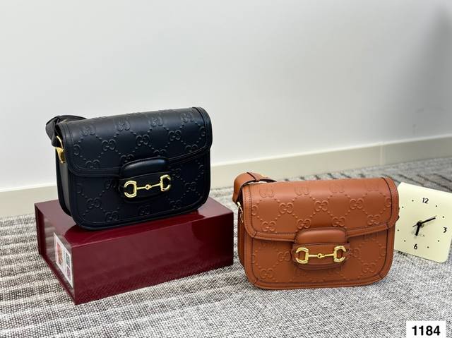 配折叠盒子 酷奇新款 1955马衔包又一大爆款马衔出货 即气质 又休闲 包型不变的是复古气息 风靡时尚圈 专柜最包时尚人士必留 容量超大 随意搭配喔 街拍必备真