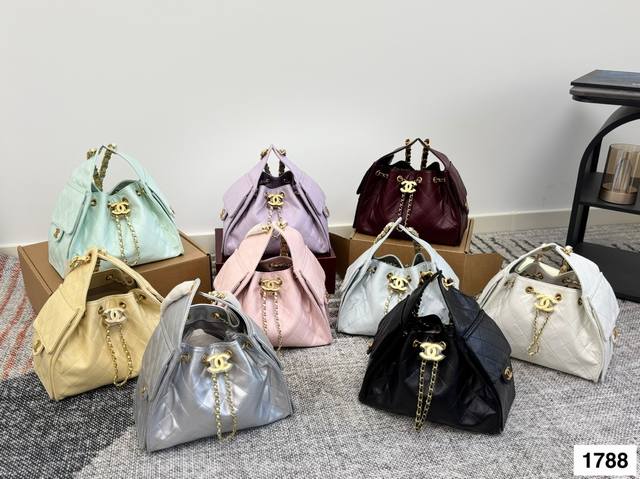 期待己久的香奈儿托特 时尚感十足,实用性也毫不逊色 无论是逛街、学会还是工作,都能成为你的最佳搭档 尺寸,25 20 期待己久的香奈儿托特 时尚感十足,实用性也毫不逊色 无论是逛街、学会还是工作,都能成为你的最佳搭档 尺寸,25 20