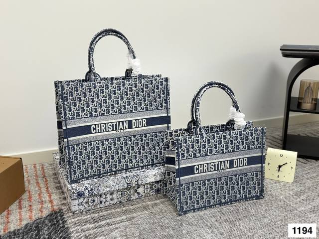 配折叠礼盒 Dior 原版布提花 Dior Book Tote今年最喜欢的一款购物袋 Tote我用的次数最多的包 迪奥因为容量超级大 不管什么东西都向里面放 当