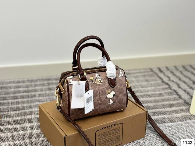 配折叠盒子 蔻驰枕头包出货 专柜同步 最新款 超级实用的款式 手提 斜挎多用款 原版电镀五金带Logo 超级大牌 内衬Logo时尚百搭款式 不挑年龄段 喜欢的抓