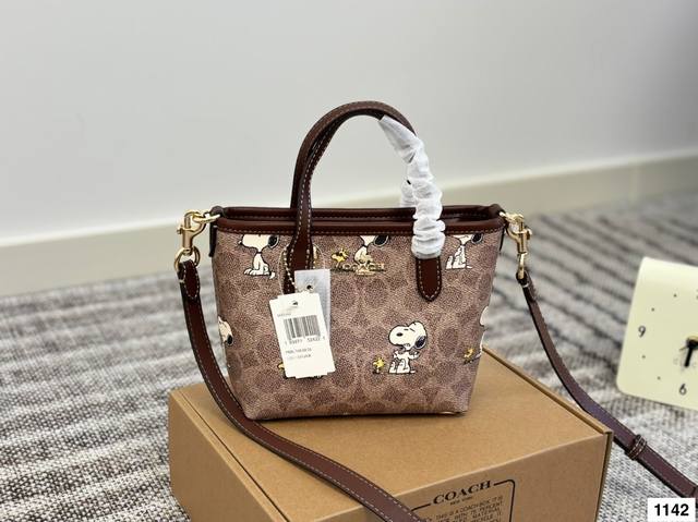 配盒子 Coach蔻驰托特包 菜篮子 可手提 可斜挎 不限制年龄段哦！ 尺寸：16 15