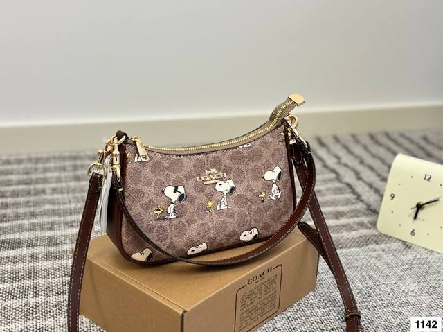 配盒子 Coach 蔻驰腋下包 单肩包斜挎包手提包购物袋 容量非常可，很实用的一款尺寸24 13