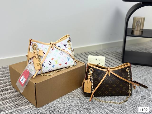 礼盒 新的Carryall Bb 鲶鱼须子和大金链子宝宝们形容的太贴切了 Lv配金链子真的好看 小小咩觉得新版Carryall变可爱 了，而且不喜欢大包的姐妹这