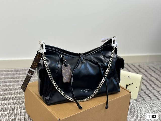 升级版 Carryalldark 中号手袋 本款 Carrvall Dark 中号手袋以柔软羊皮革塑造时尚慵懒 廓形为 春夏秀场造型增添瞩目姿彩抛光金属件与 触