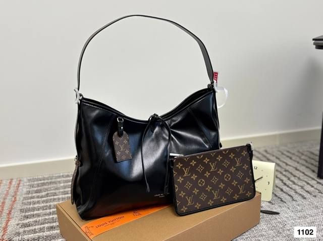 升级版 大号 飞机盒折叠礼盒 Carryalldark 中号手袋 本款 Carrvall Dark 中号手袋以柔软羊皮革塑造时尚慵懒 廓形为 春夏秀场造型增添瞩