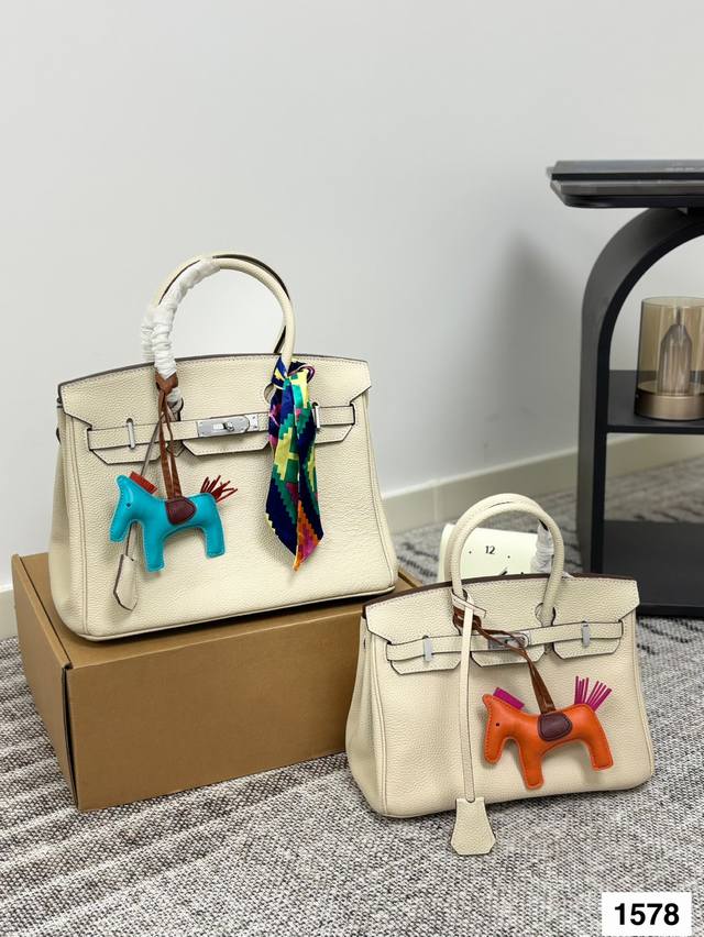 配礼盒 爱马仕铂金 又酷又美的包 真的太百搭 容量还超大 包型真的超A潮酷通勤两不误 尺寸：大号30 24 中号25 20