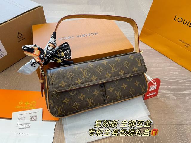 原版复刻 飞机盒 Lv中古包又一位当红炸子鸡来咯 一只看似中古中矩却又有点标新立异的包。 因为包身前的两个大口袋类似骆驼的驼峰，因此被称骆驼包。尺寸:30 14