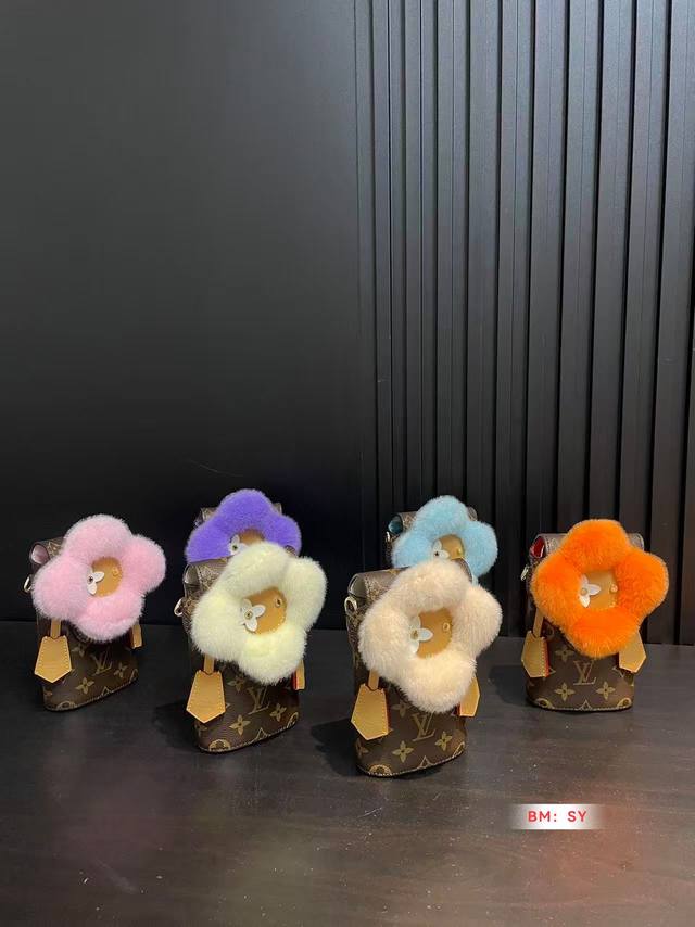 配折叠礼盒 Lv24新款圣诞限量Vivian手机包可爱住了 刚刚拿到这个小可爱手机包 肩带可调节， 容量大概纸巾十手机+口红包本身非常轻，没有什么重量实物超好看