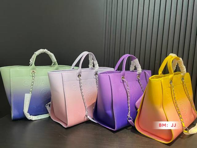 Chanel 2025托特包 天呐Chanel 渐变色购物袋也太美了叭颐 预测下一个大爆款翻 好想拥有尺寸：32*37