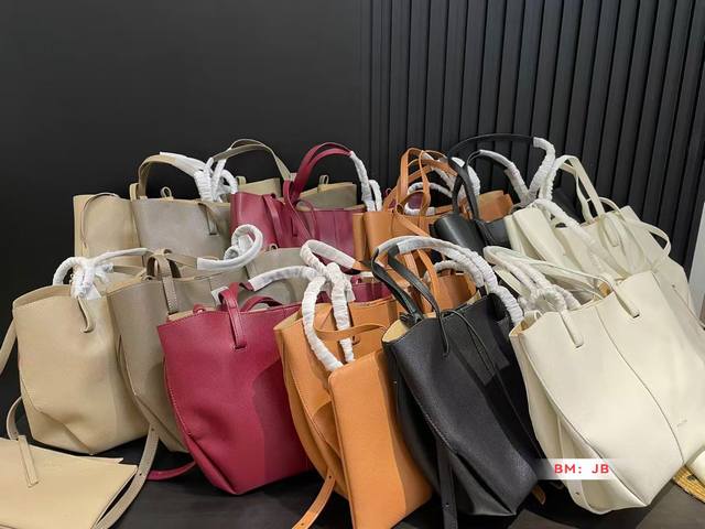 大号 小号 Polene 饺子托特秋冬通勤神器这款大容量托特包简直绝绝子 超能装又时髦的托特包简直是通勤族的福音啊 尺寸：大号39 28 小号29 23