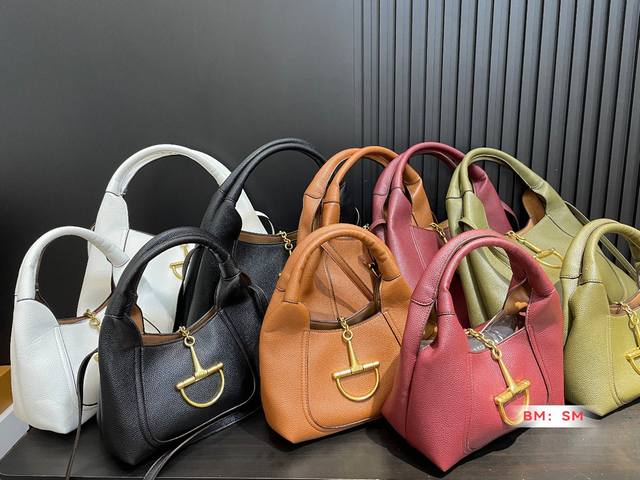 小号 大号 配盒 Gucci｜Softbit 马衔扣包包 Gucci Softbit松弛感天花板+超能装设计 姐妹们！本季不能错过的梦中情包来啦！ Gucci