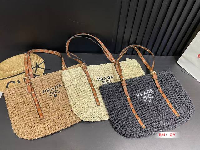 配盒 普拉达 Prada 草编托特包草编包的趋势再度袭卷而来，轻松成为本季新宠！不论日常出游或是假日逛街，出镜率超高的包款总让人联想到温暖的季节和愜意海滩时光。