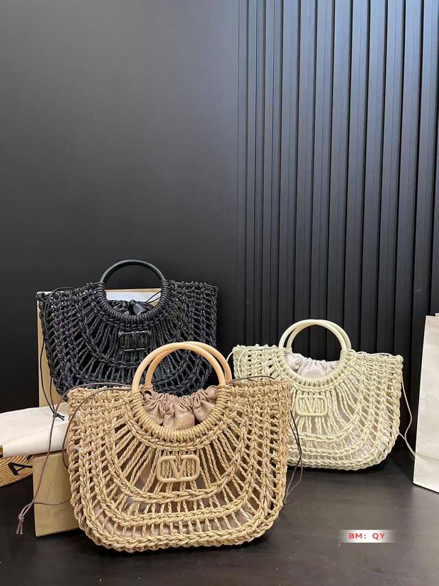 配盒 华伦天奴 编制菜篮子 草编包的趋势再度袭卷而来,轻松成为本季新 宠!不论日常出游或是假日逛街,出镜率超高的包 款总让人联想到温暖的季节和愜意海滩时光。由拉 配盒 华伦天奴 编制菜篮子 草编包的趋势再度袭卷而来,轻松成为本季新 宠!不论日常出游或是假日逛街,出镜率超高的包 款总让人联想到温暖的季节和愜意海滩时光。由拉