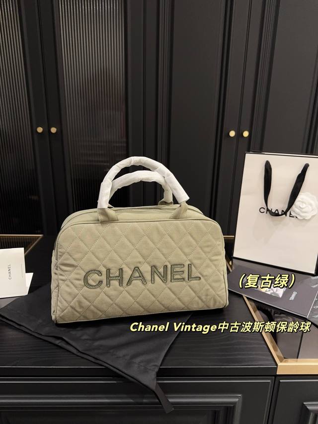 配盒尺寸35.19Cm 香奈儿Chanel保龄球包 运动线系列的包包超爱，各样的款式都，这么美貌又功能爆棚的包包，我觉得即使男朋友不给入手，自己也要入手一款，真