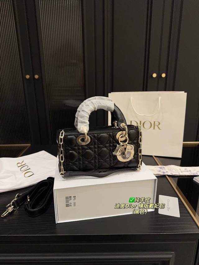 羊皮 配折叠盒尺寸22.11 迪奥Dior 横版戴妃包 经典戴妃一直觉得太成熟. 新款窄版多了几分帅气雅痞. 更加的时髦,也休闲减龄很多. 最绝就是多配的两根肩