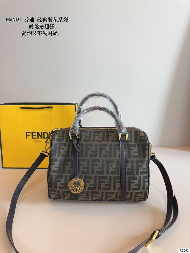 芬迪 波士顿枕头包. 经典款设计 时尚百搭 限量款 容量是真的可 可手提 可斜挎 上身绝美尺寸：30*17*20Cm