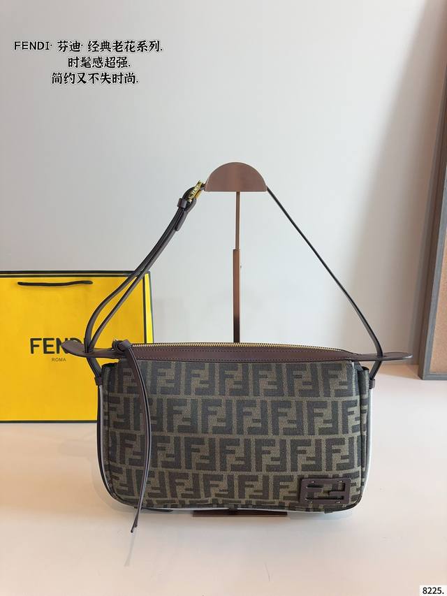 中古Fendi老花腋下麻将包 到手很惊艳的一款，个人觉得它完全被低估了Fendi老花本身就是经典 对比法棍，这只麻将包也不逊色 兼具时髦和实用性 包身硬挺，装很