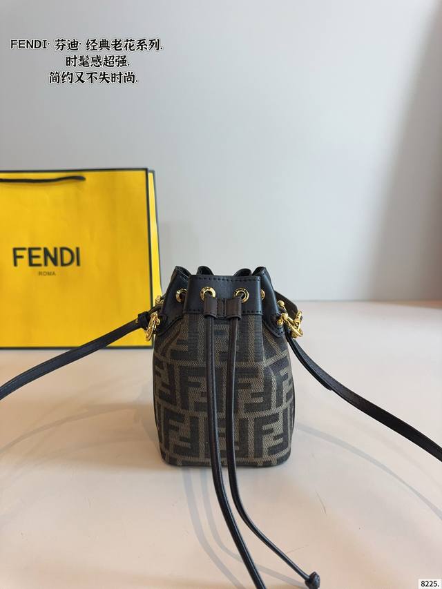 芬迪 Baguette 新品 水桶包 温润细腻 优雅高级 非常百搭耐看 经典时髦尺寸：12*10*17Cm