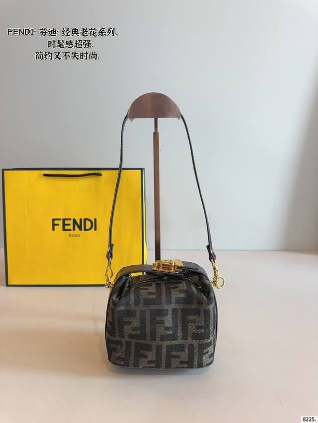 Fendi 芬迪 新款By The Way 新款 斜挎饭盒子 单肩斜挎枕头包 尺寸：14*9*10Cm