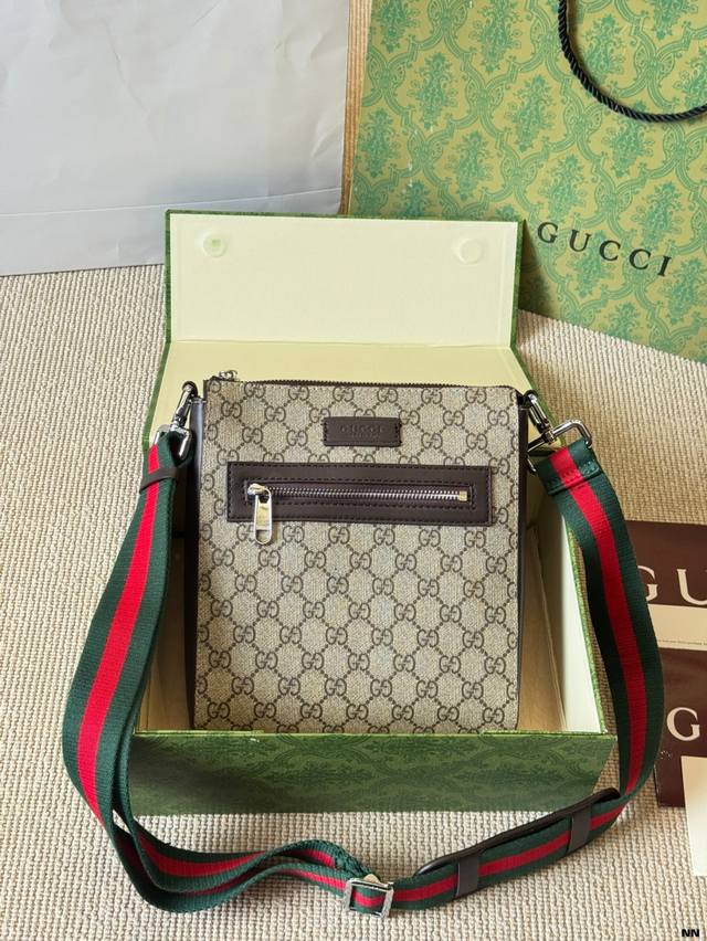 古奇｜专柜同步 男士单肩包斜挎包原版品质 商务款式，手感绝对牛！进口Pvc配头层牛皮 内里采用原版专用里布！清晰Logo！ 高端走起，男神必备 质量如图可见 ，