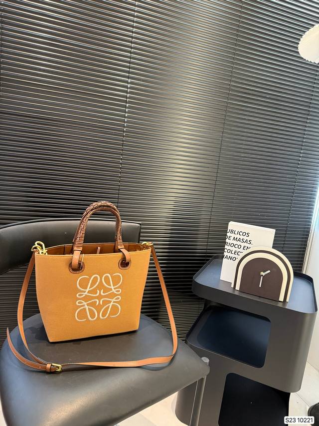 罗意威 购物袋!以Loewe的家居装饰靠垫为灵感,宽敞的背包结构在内外都能被有意地看到主要特点:肩带长度适中!背上包真的很舒服!尺寸:23 22 货号10221 罗意威 购物袋!以Loewe的家居装饰靠垫为灵感,宽敞的背包结构在内外都能被有意地看到主要特点:肩带长度适中!背上包真的很舒服!尺寸:23 22 货号10221