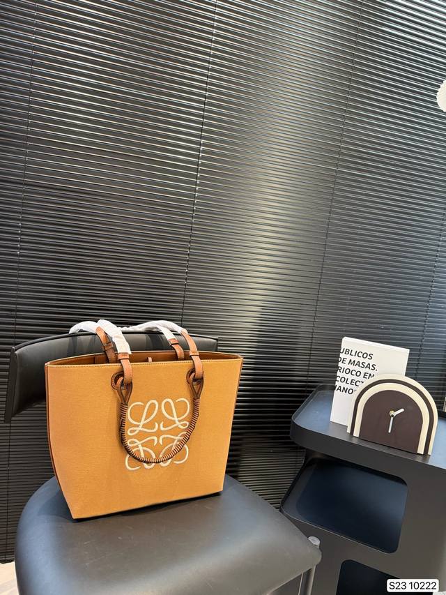 罗意威 购物袋！以Loewe的家居装饰靠垫为灵感，宽敞的背包结构在内外都能被有意地看到主要特点：肩带长度适中！背上包真的很舒服！尺寸：27 25 货号10222