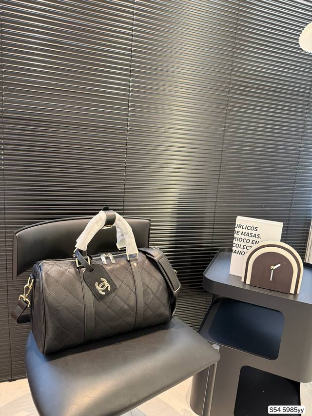 香奈儿旅行袋！特点是容量巨大！材质也是今年大热的流行元素 关键实用性极好！整个包又轻便又大！做妈咪包也是超时髦！无敌性价比超高 尺寸 35 20 货号5985