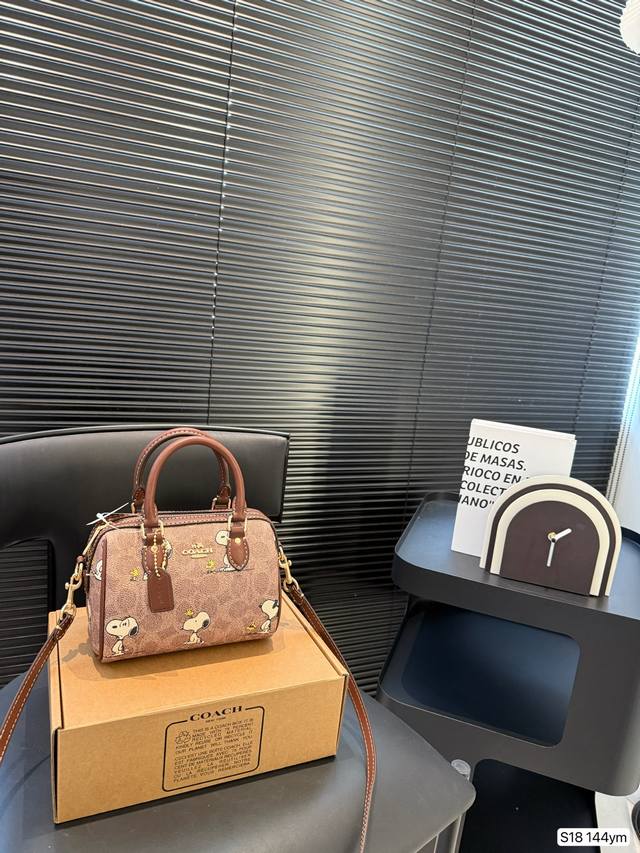 配折叠盒子 蔻驰枕头包出货 专柜同步 最新款 超级实用的款式 手提 斜挎多用款 原版电镀五金带Logo 超级大牌 内衬Logo时尚百搭款式 不挑年龄段 喜欢的抓