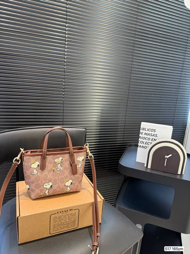 配折叠盒子 Coach蔻驰托特包 菜篮子 可手提 可斜挎 不限制年龄段哦！ 尺寸：16 15 货号165Ym