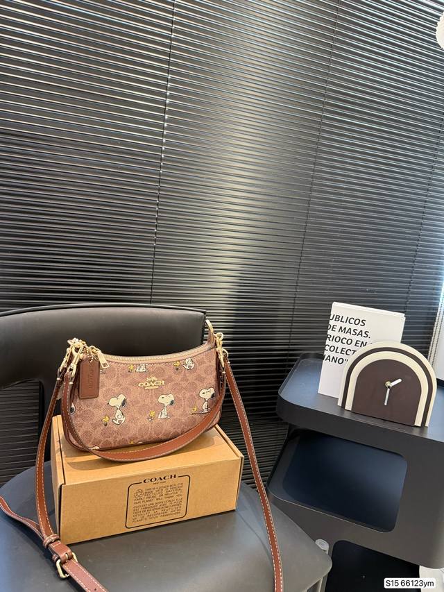 配折叠盒子 Coach 蔻驰腋下包 单肩包斜挎包手提包购物袋 容量非常可，很实用的一款尺寸24 13 货号66123