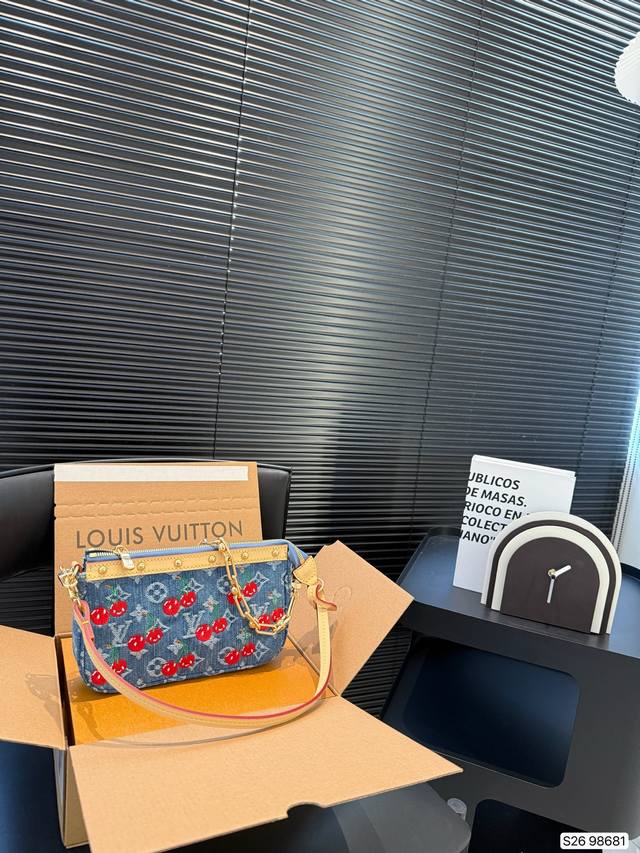 配飞机盒折叠盒子 Lv 路易威登 款 腋下中古麻将包，精致做工 很爱 形状优雅兼顾美观和容量 真的巨好看 而且很耐造 上班通勤日常都可以背尺寸：21 13 货号