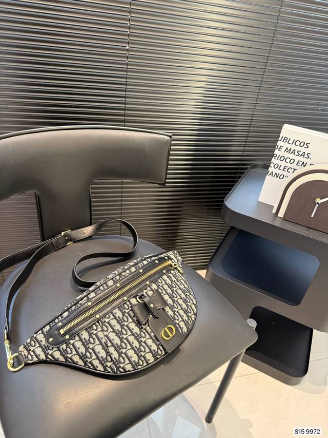 迪奥胸包 永恒不过时的标志性产品 最爱的款式 实用性非常高 完全不用担心穿搭 尺寸：38 19 货号9972