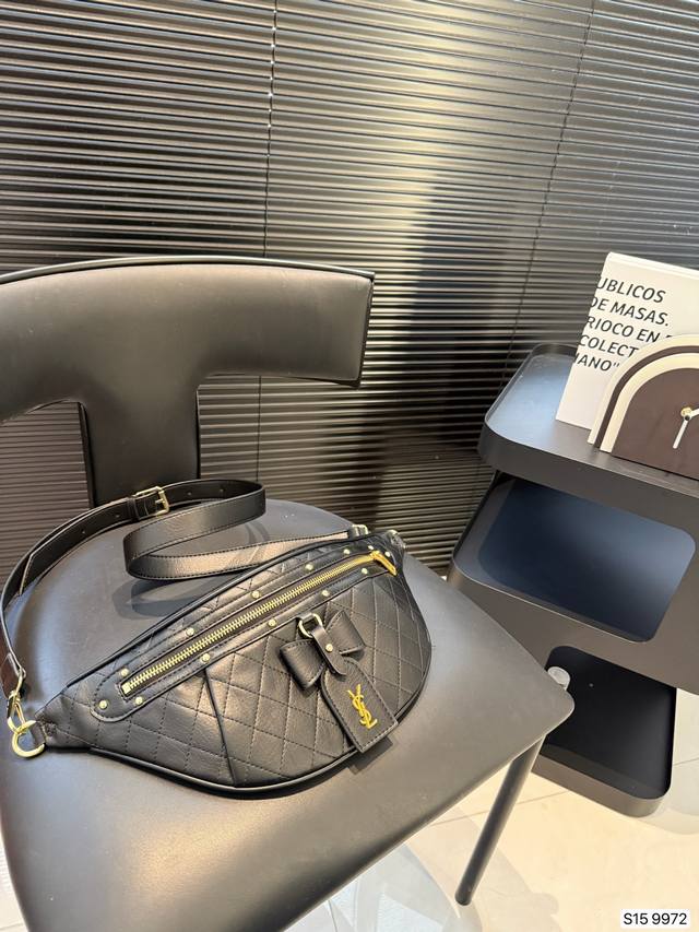 圣罗兰胸包 永恒不过时的标志性产品 最爱的款式 实用性非常高 完全不用担心穿搭 尺寸：38 19 货号9972