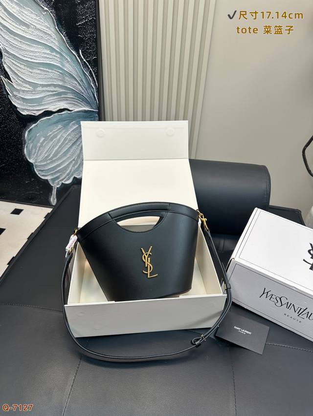 配全套礼盒 Ysl圣罗兰新款Tote 扇形菜篮子包时髦单品扇形的外观镂空式提手 细致的奢华感椭圆形底座 Cassandre的做 工艺Logo更显整只包的高级质感