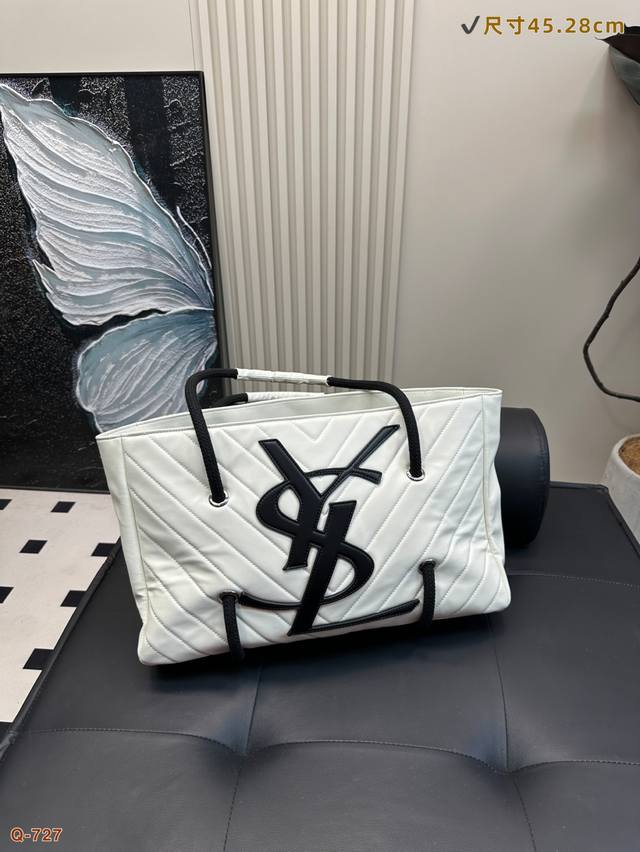 圣罗兰Ysl 熊猫配色购物袋 大Tote感觉太温柔了简直 随意搭配都出彩 尺寸45.28Cm