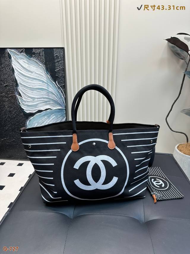 Chanel香奈儿购物袋帆布包安利人手必备的超大容量托特包 时尚能装超轻 黑白色的经典搭配灵魂是包包的毛边太喜欢惹！ 尺寸43.31Cm