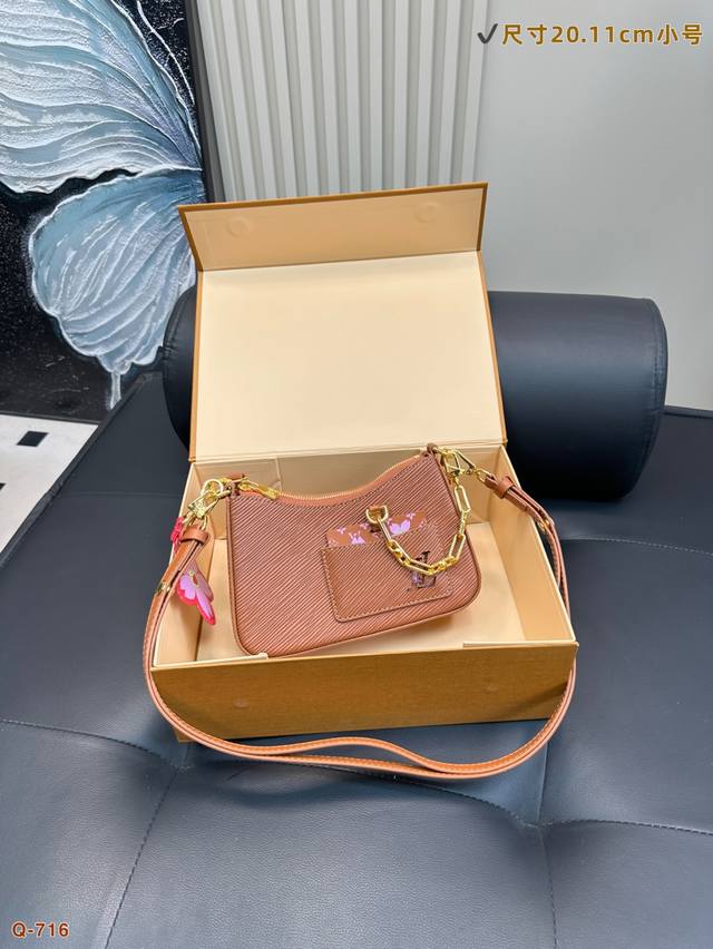 配折叠盒 Lv新品 村上隆樱桃系列Marelle手袋 绝美配色 一眼就看上了这个包包Sa说是当天上的新款，包包是当下最流行的腋下包，还配了一根长带子，可以斜挎。