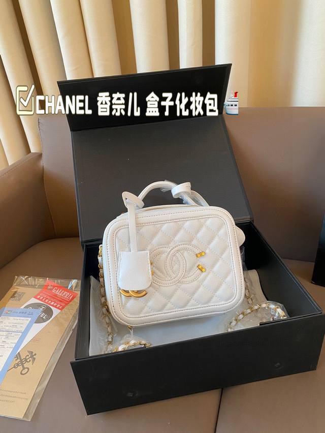 Chanel 香奈儿 新款盒子化妆包采用鱼子酱面料 制作,时时刻刻展现最美的你。可单肩,斜挎,尽显女人优雅气质,是一款超级百搭的休闲链条包尺寸 19*15 Chanel 香奈儿 新款盒子化妆包采用鱼子酱面料 制作,时时刻刻展现最美的你。可单肩,斜挎,尽显女人优雅气质,是一款超级百搭的休闲链条包尺寸 19*15